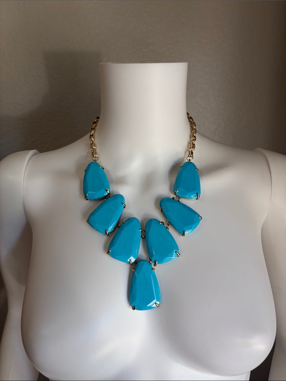 FLASH SALE 🤩Kendra Scott Harlow statement necklace turquoise gold tone. Like new - Picture 3 of 9